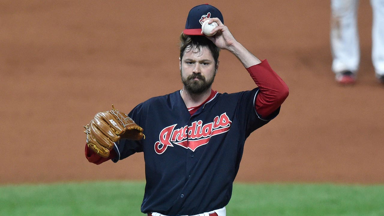 Hernandez hits home run off Miller, Dodgers beat Indians 6-4